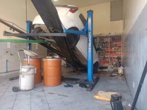 queda de carro em posto