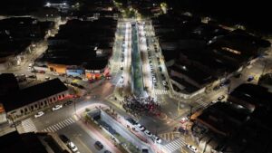 vista aérea de Itaquá à noite